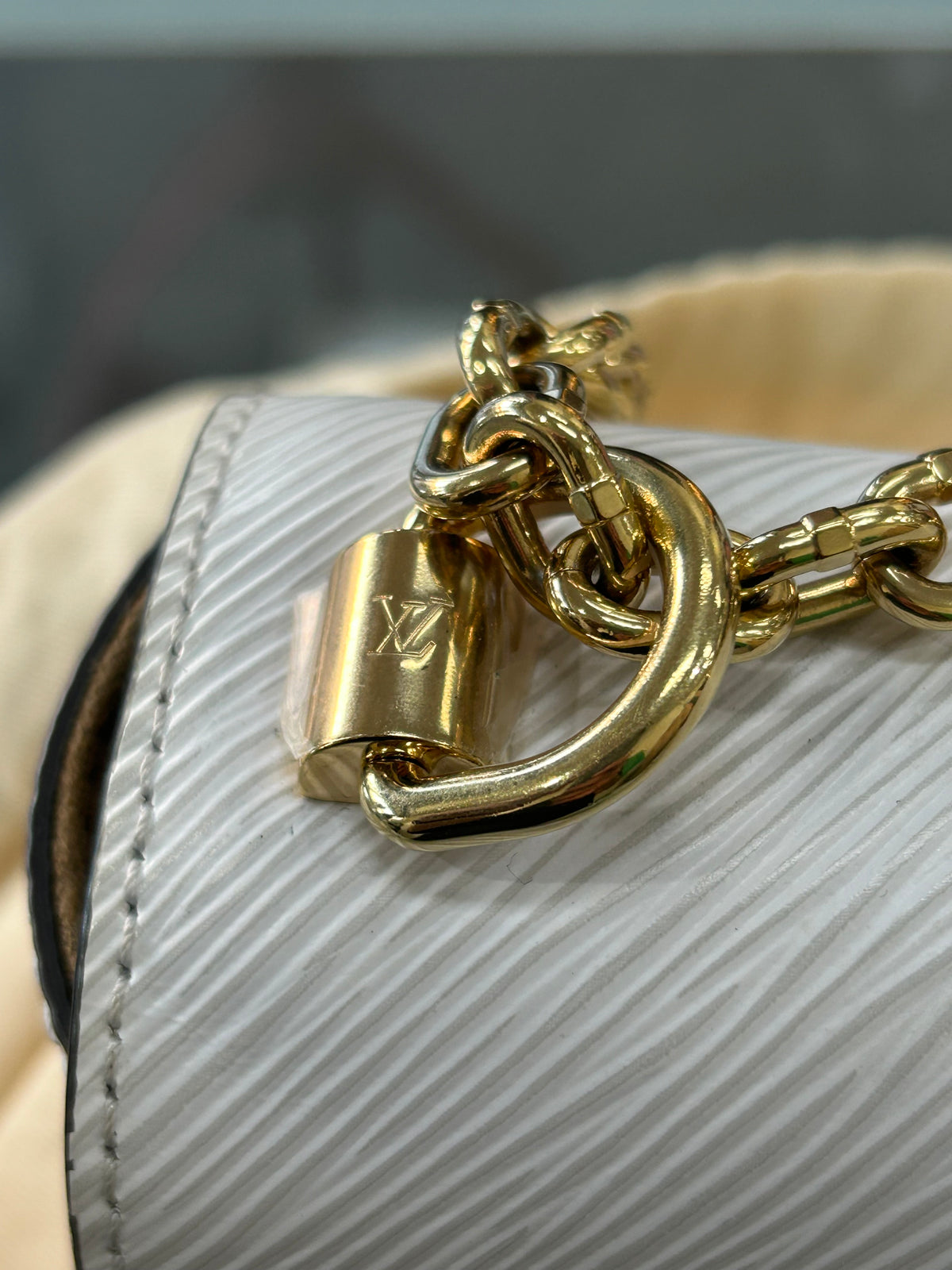 LOUIS VUITTON - Twist MM Chain Bag White / Gold