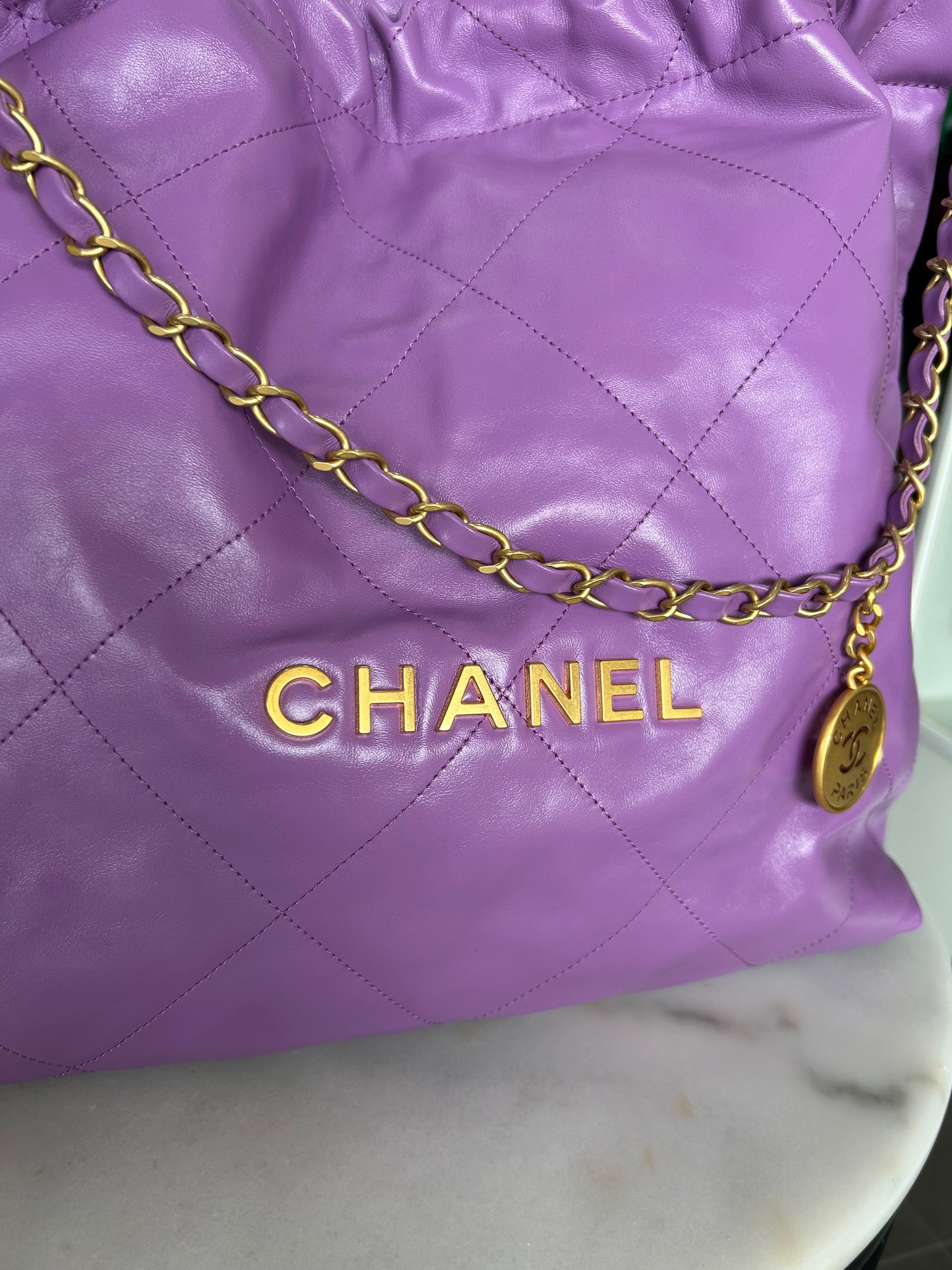 CHANEL 22 Handbag in Purple Leather - Medium