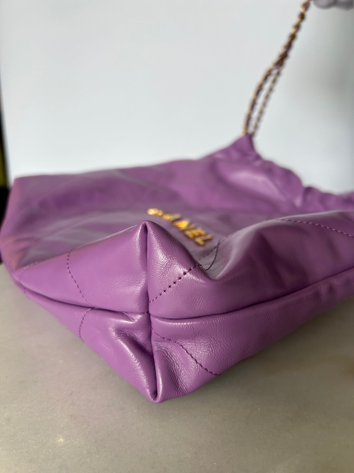 CHANEL 22 Handbag in Purple Leather - Medium