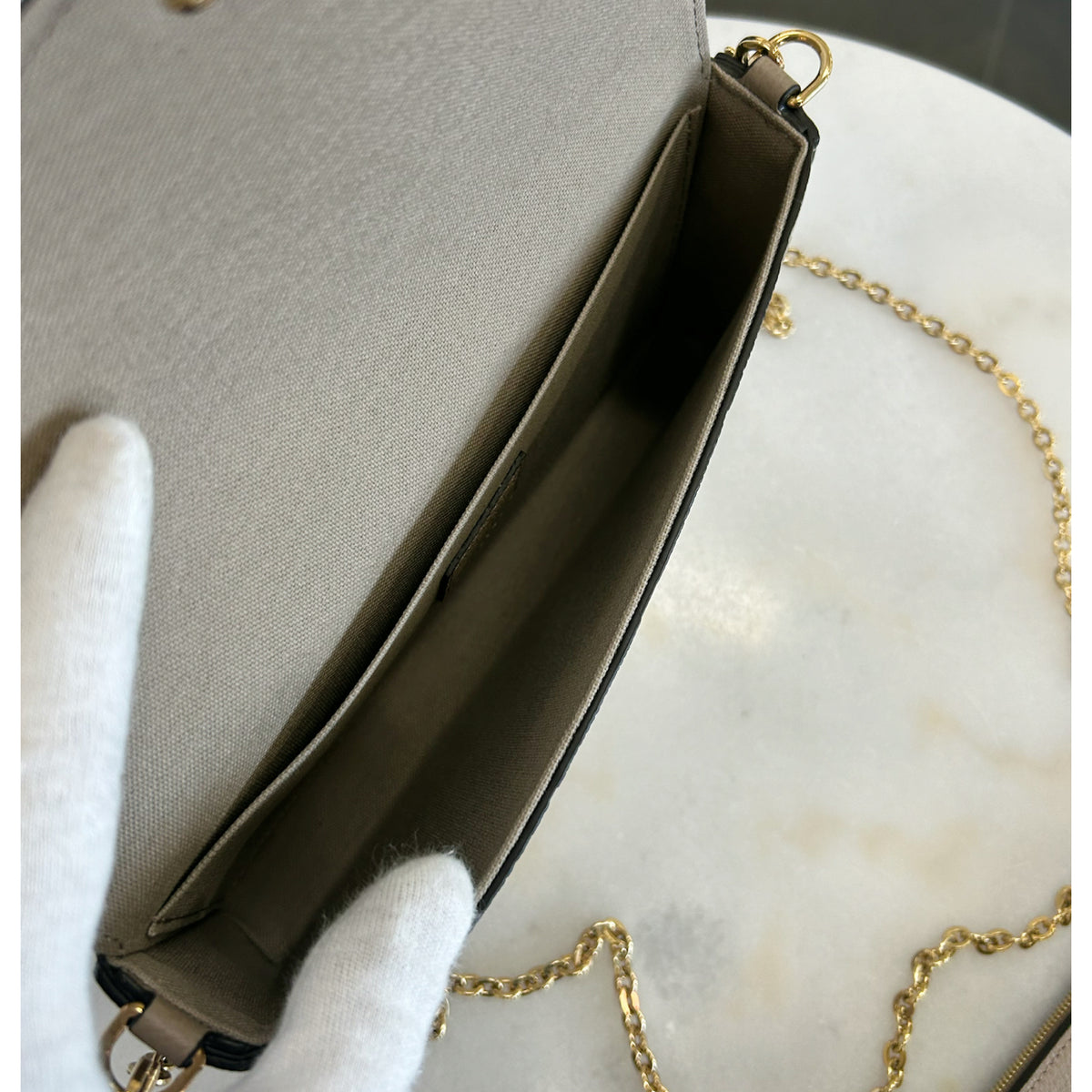 LOUIS VUITTON - Pochette Félicie Tourterelle Empreinte Leather