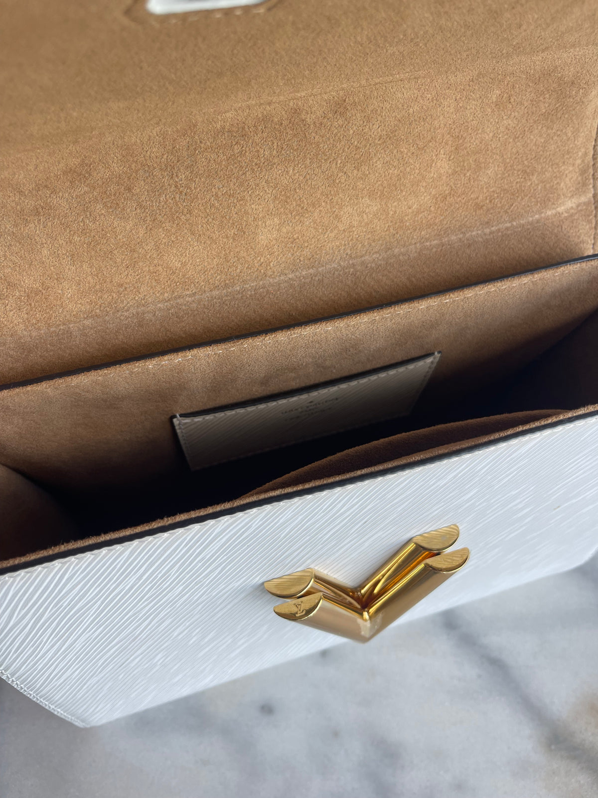 LOUIS VUITTON - Twist MM Chain Bag White / Gold