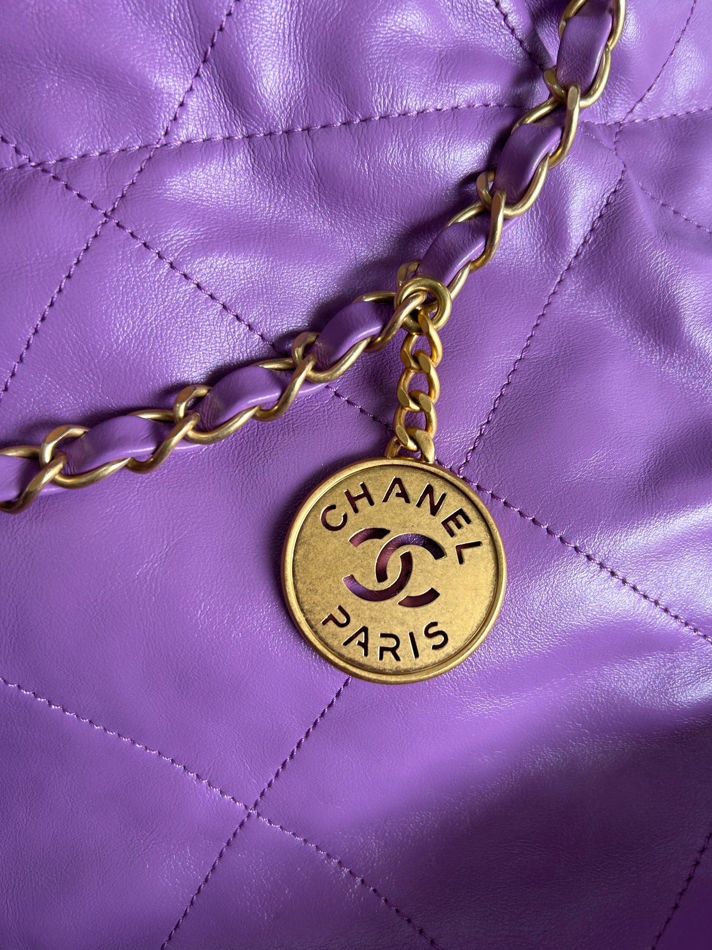 CHANEL 22 Handbag in Purple Leather - Medium