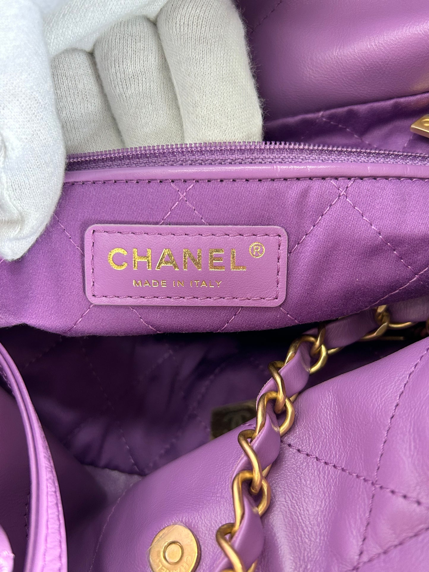 CHANEL 22 Handbag in Purple Leather - Medium