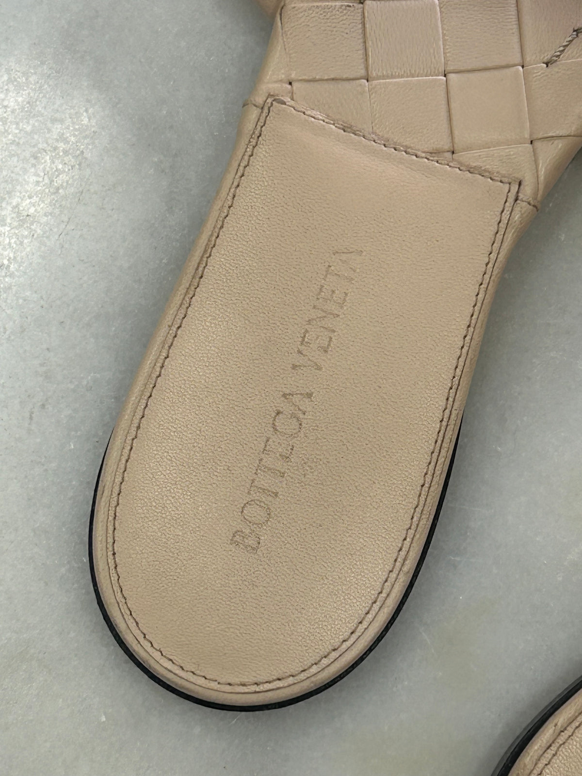BOTTEGA VENETA - Lido Leather Flat Sandal in Nude Sz 38.5