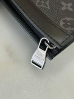 LOUIS VUITTON - Pochette Voyage MM - Monogram Eclipse