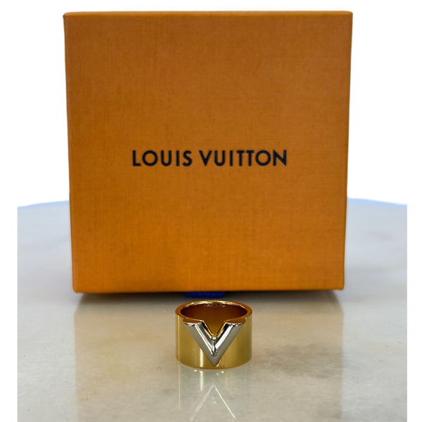 LOUIS VUITTON - Essential V Ring – Open Vault - Designer Consigners